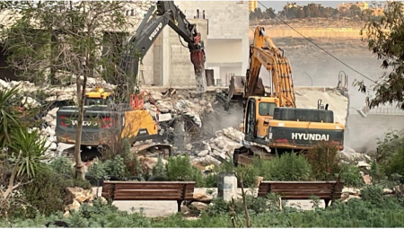 هدم منزل قيد الإنشاء في الطيبة
